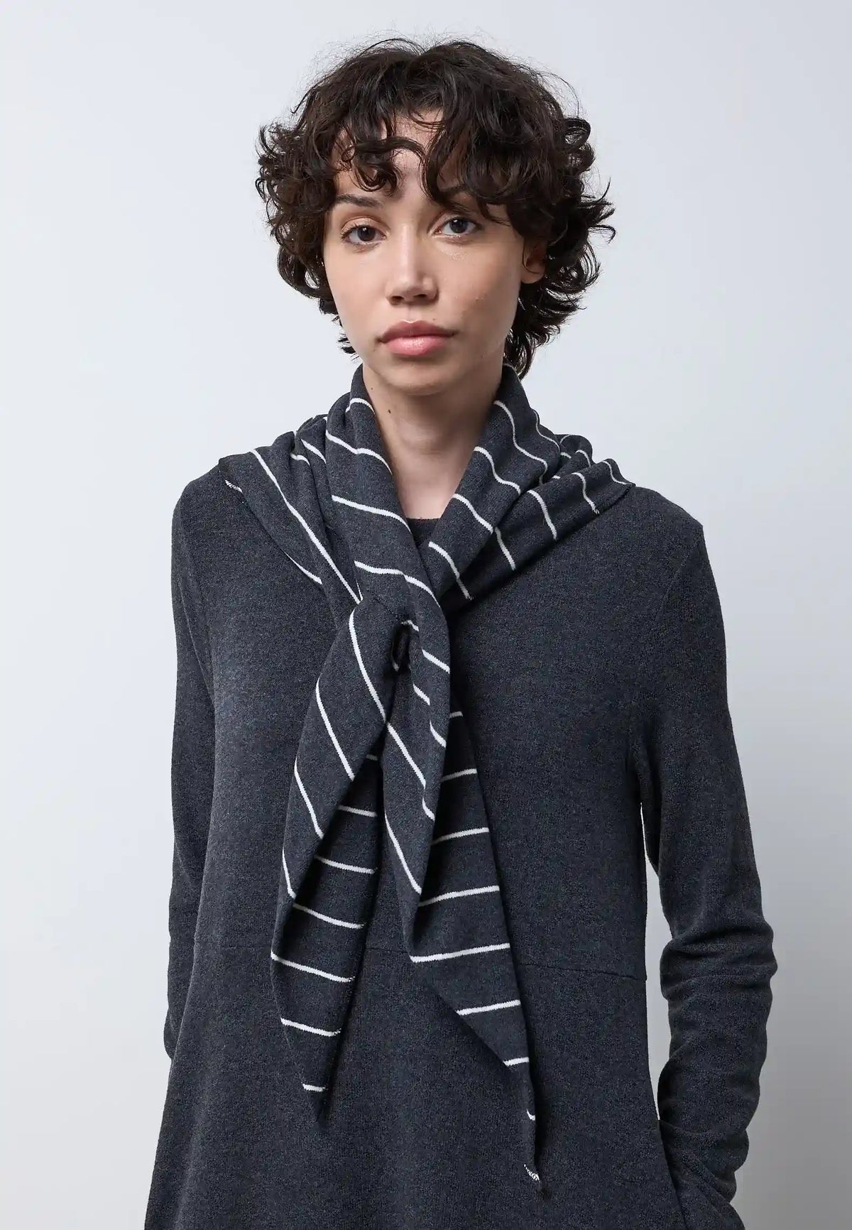 Sciarpa mini con asola — CARBONE