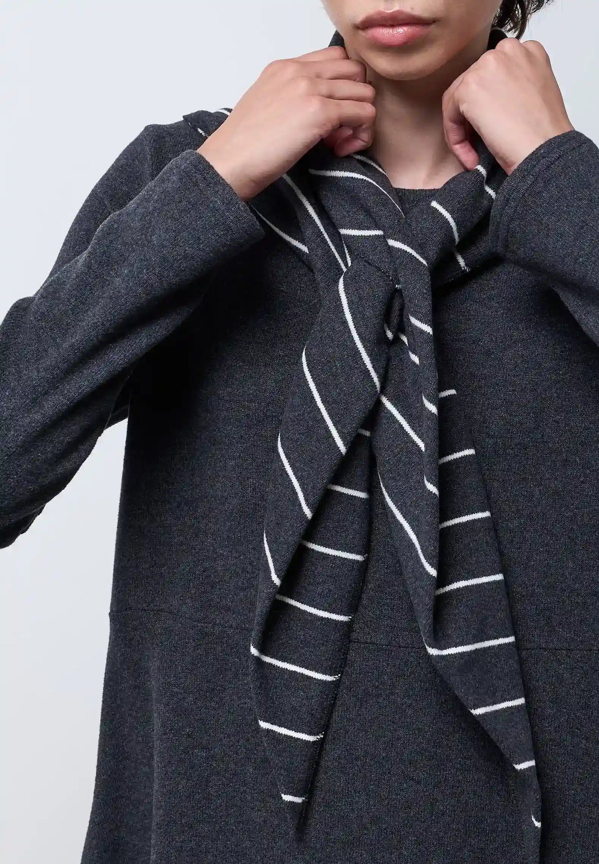 Sciarpa mini con asola — CARBONE