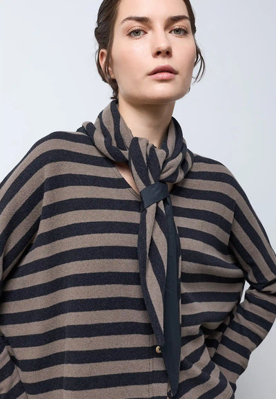 Stola triangolare in colori patchwork — NERO