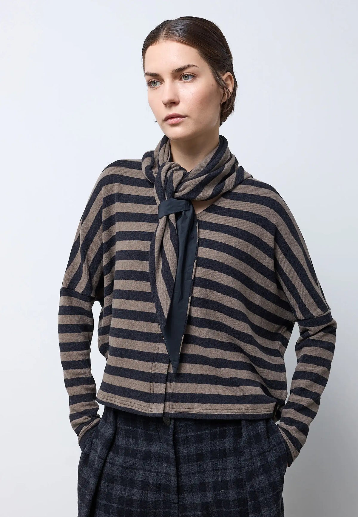 Stola triangolare in colori patchwork — NERO