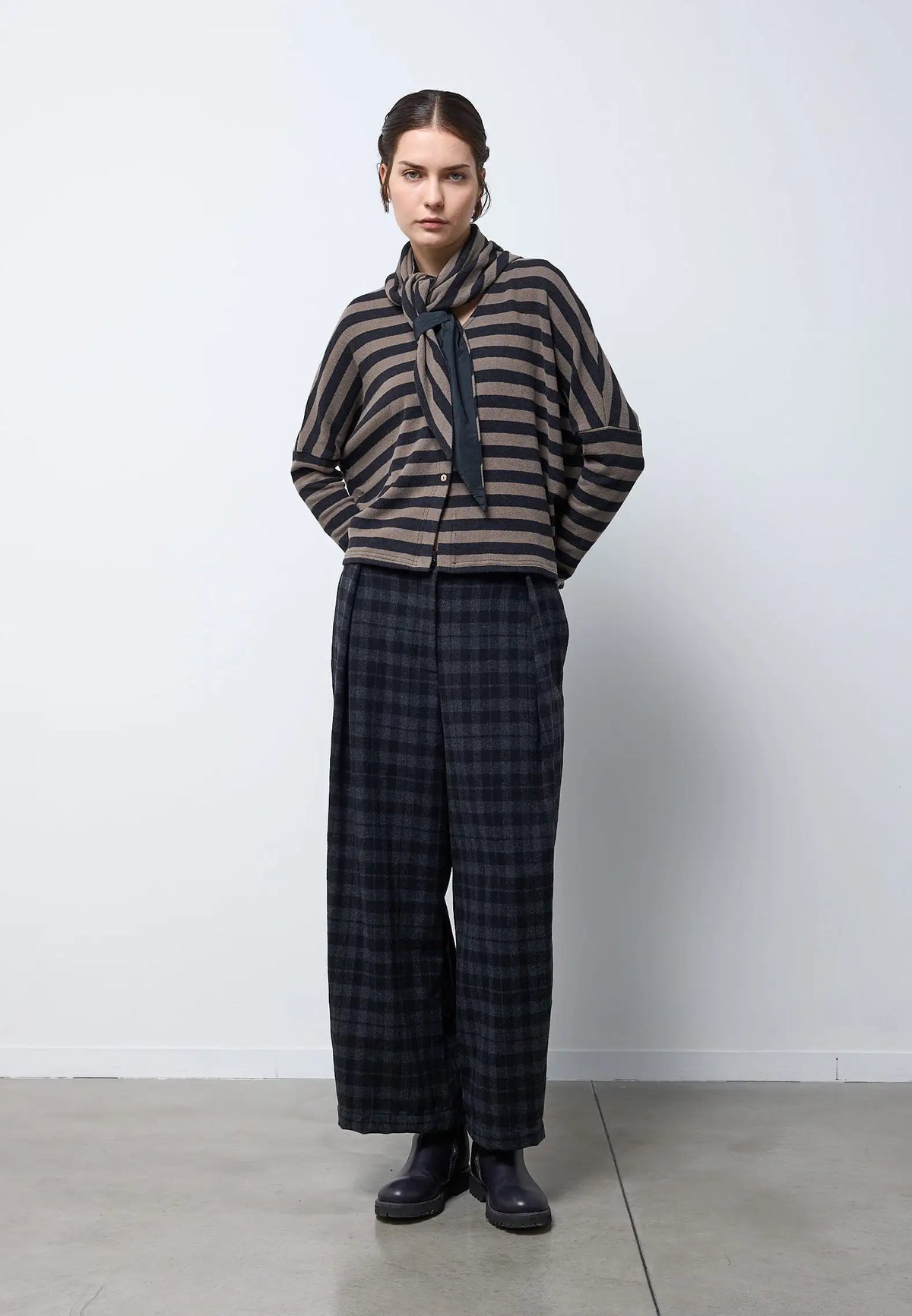 Stola triangolare in colori patchwork — NERO