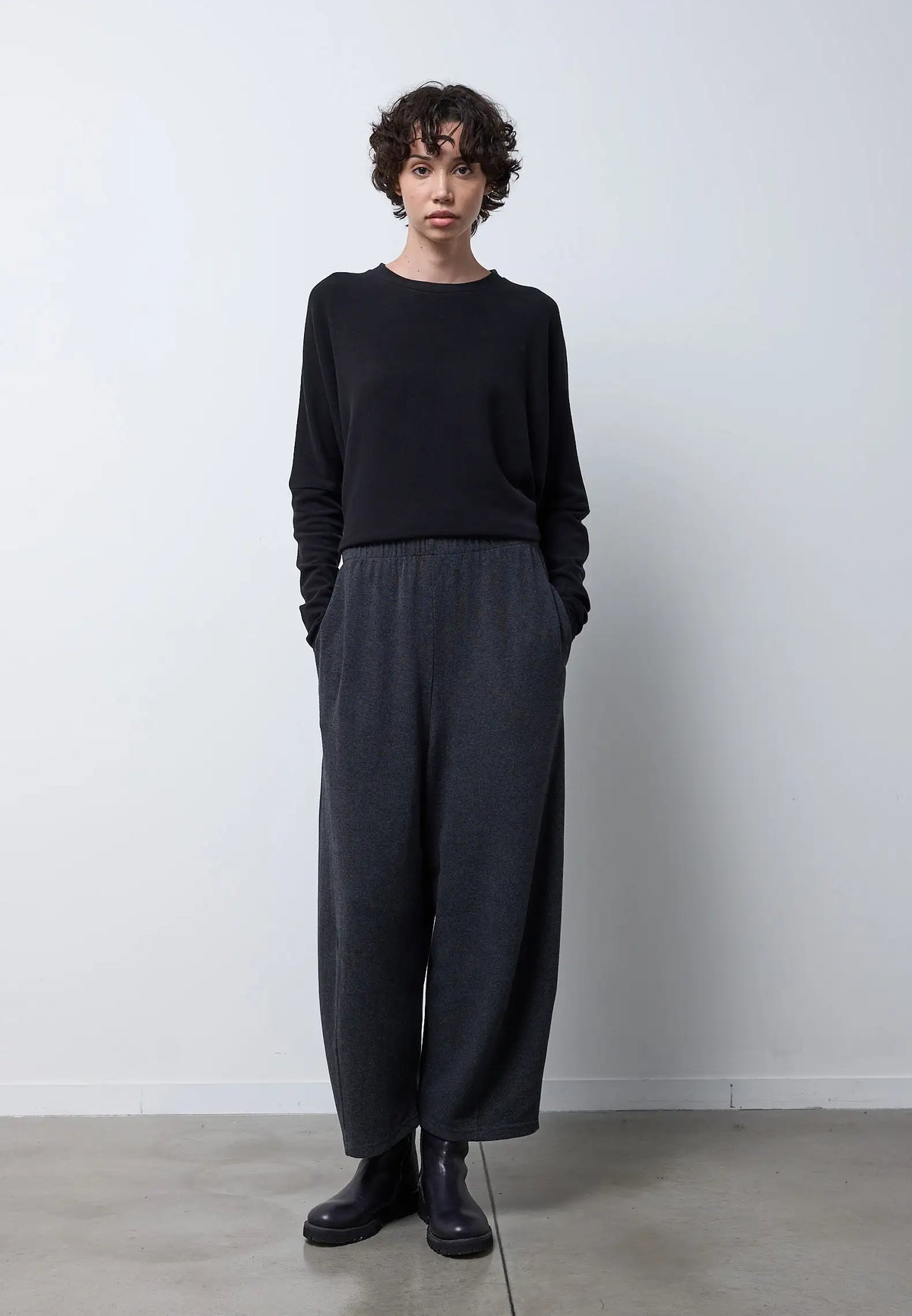 Pantalone con riprese ed elastico in vita — CARBONE