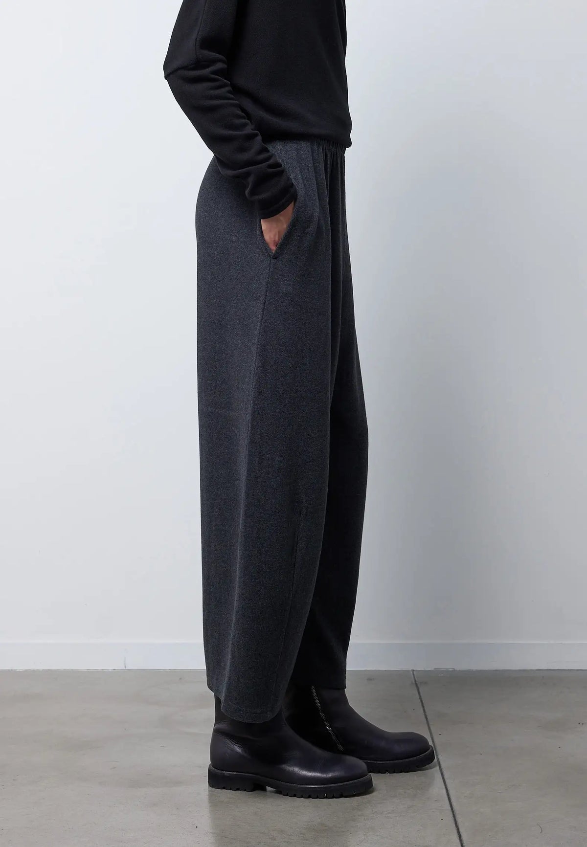 Pantalone con riprese ed elastico in vita — CARBONE