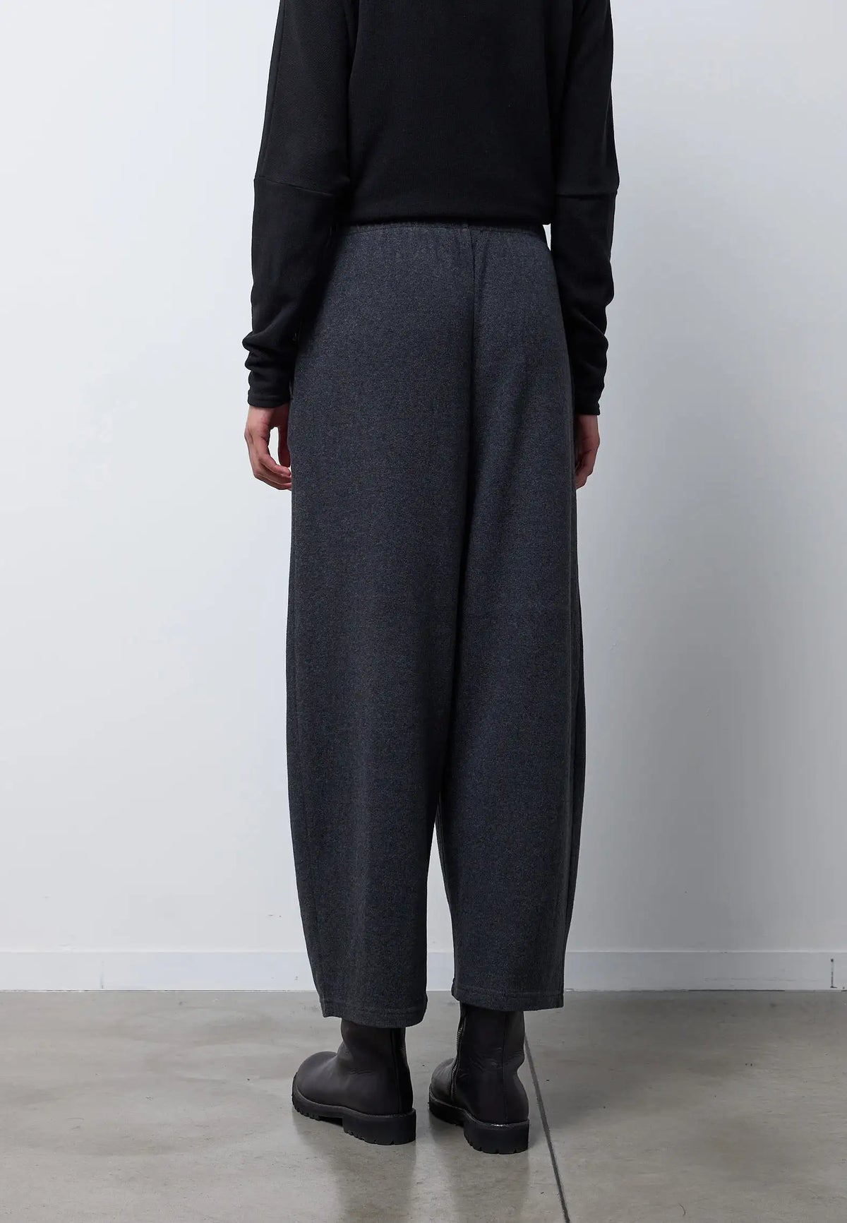 Pantalone con riprese ed elastico in vita — CARBONE