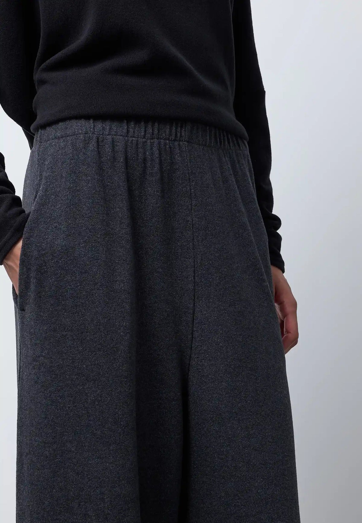 Pantalone con riprese ed elastico in vita — CARBONE