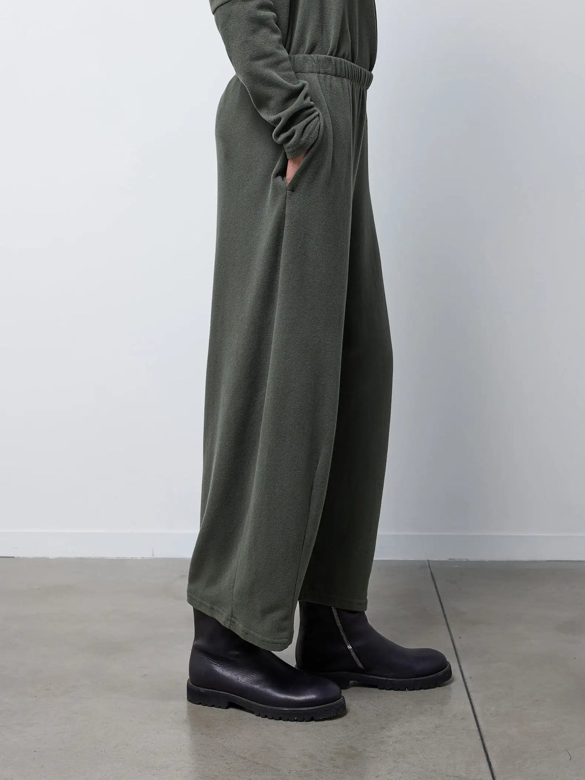 Pantalone con riprese ed elastico in vita — FOREST