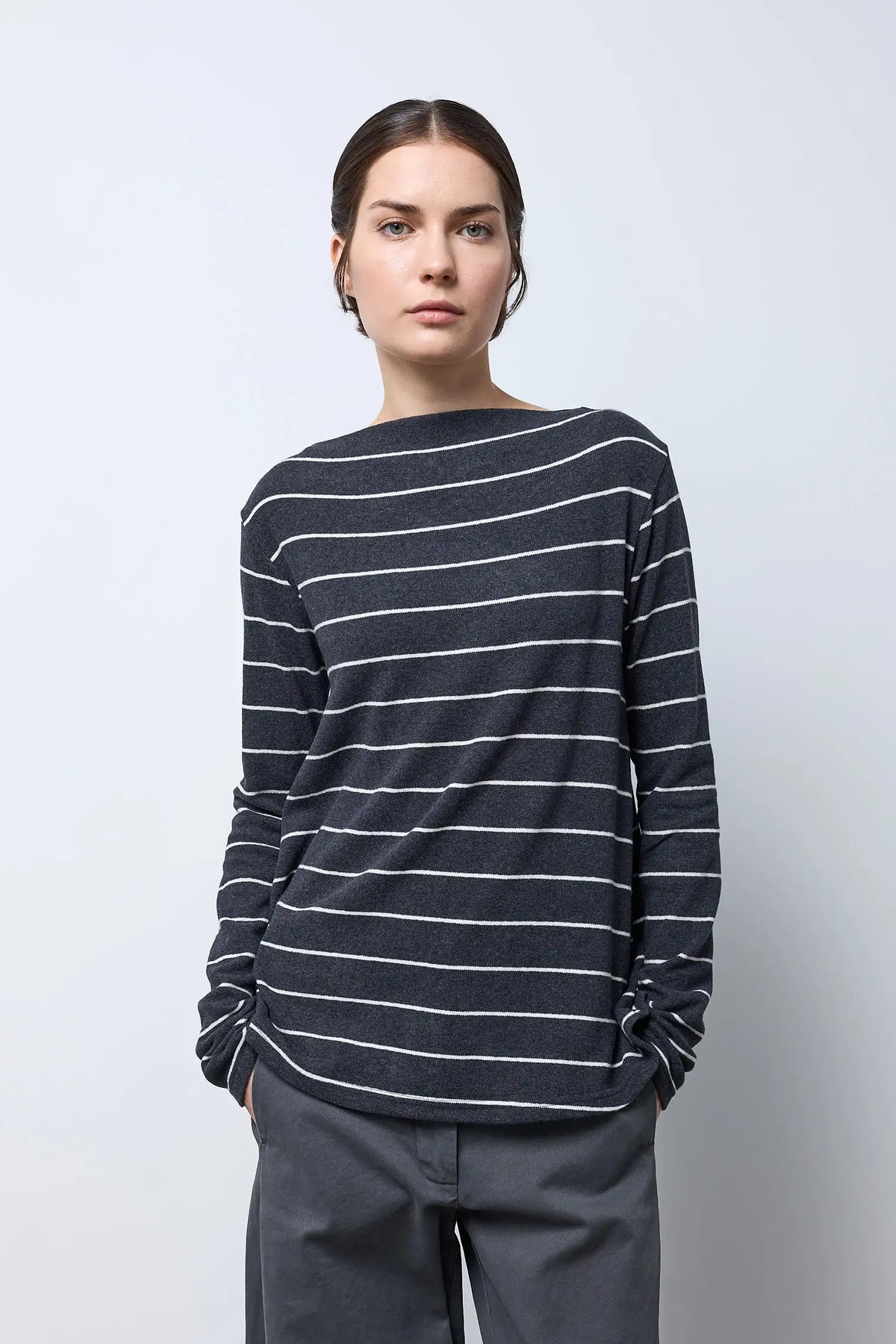 Maglia basica svasata con collo a barchetta — CARBONE