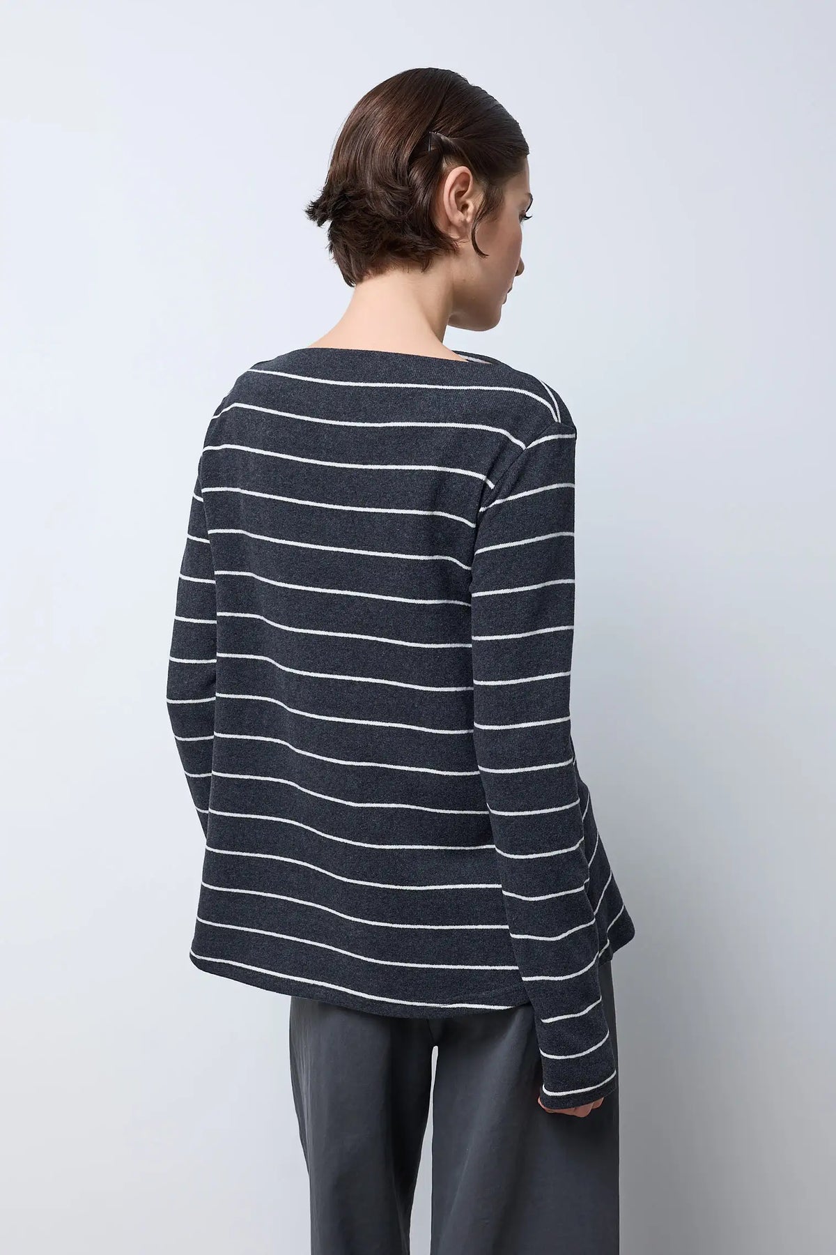 Maglia basica svasata con collo a barchetta — CARBONE