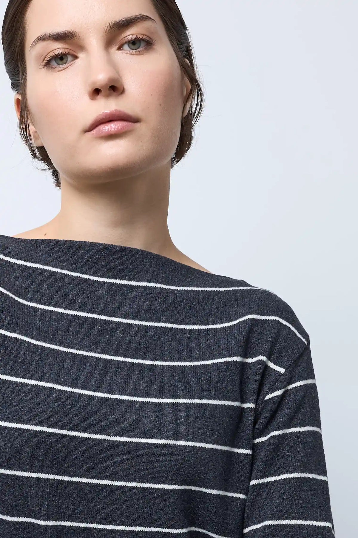 Maglia basica svasata con collo a barchetta — CARBONE