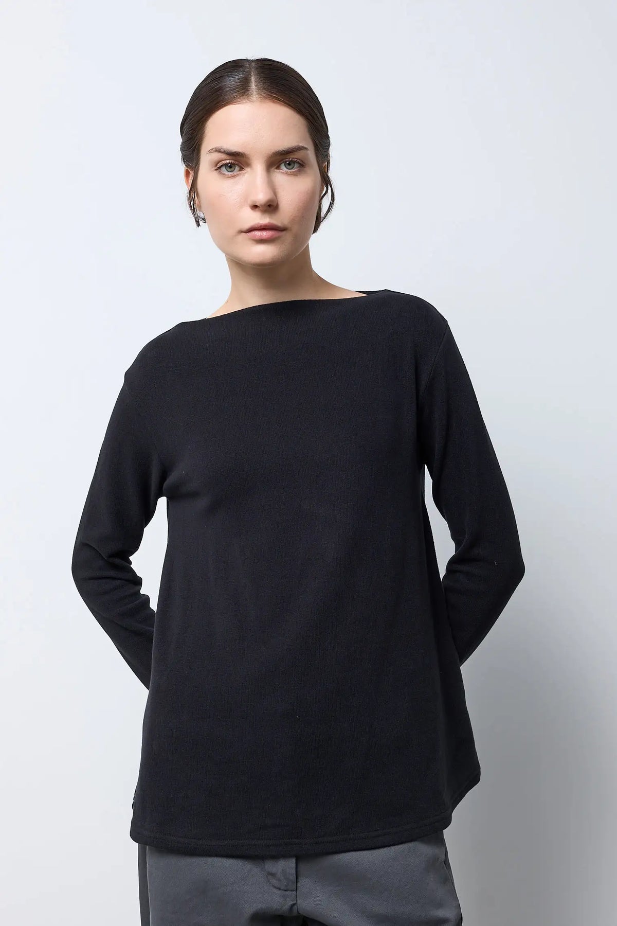 Maglia basica svasata con collo a barchetta — NERO
