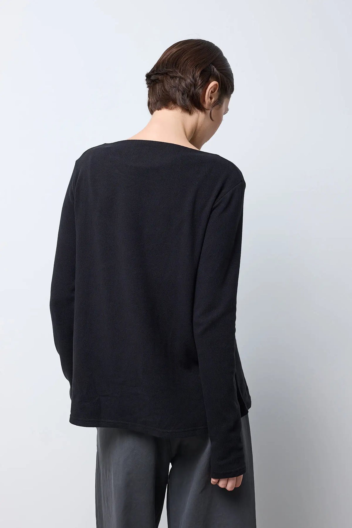 Maglia basica svasata con collo a barchetta — NERO