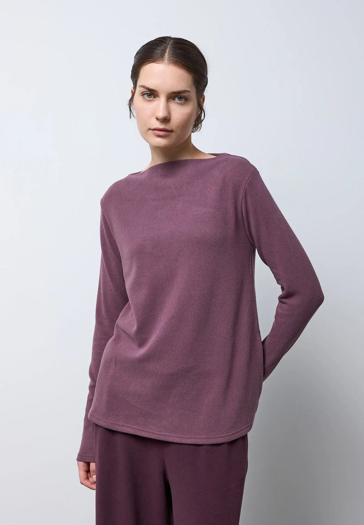 Maglia basica svasata con collo a barchetta