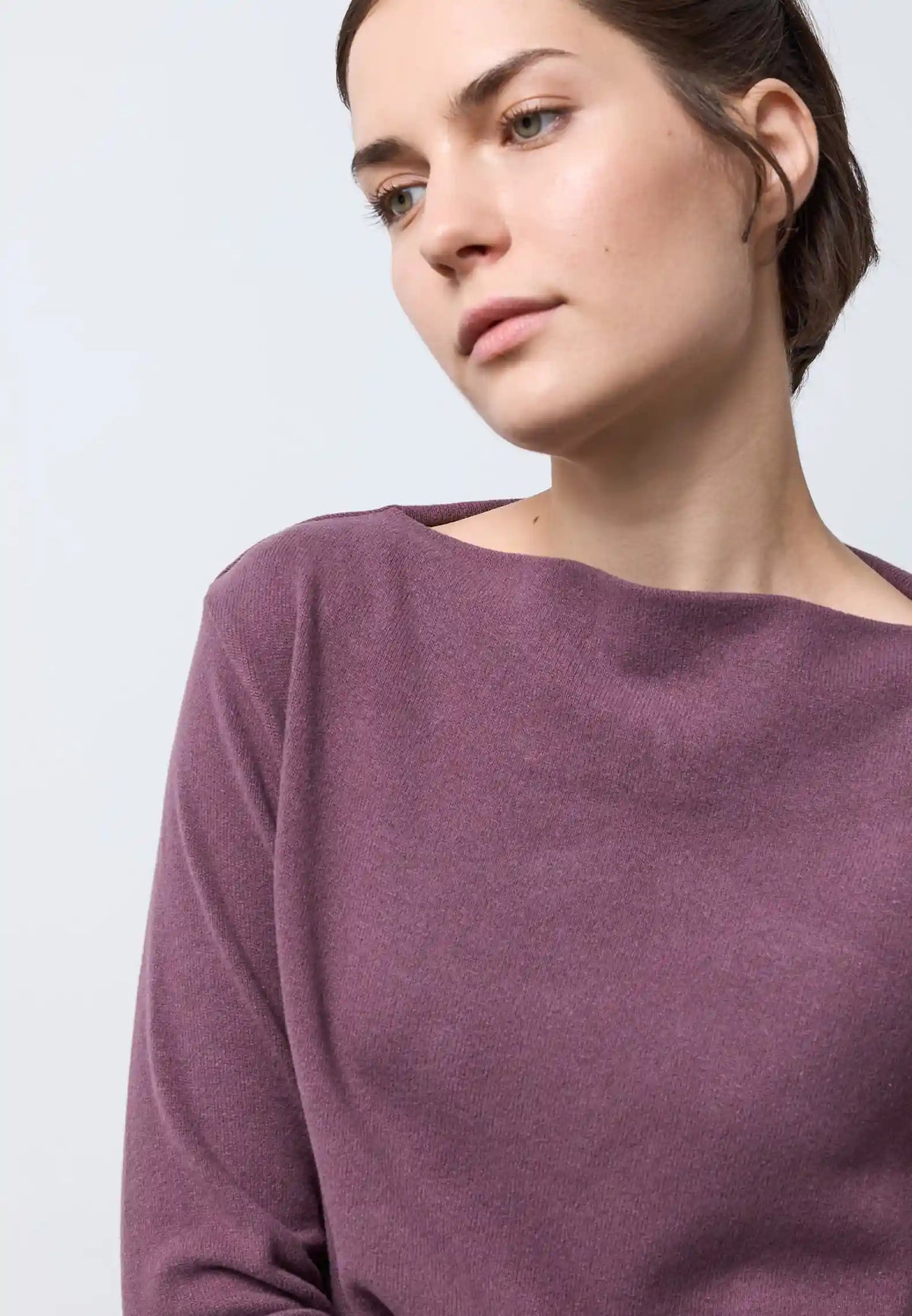 Maglia basica svasata con collo a barchetta
