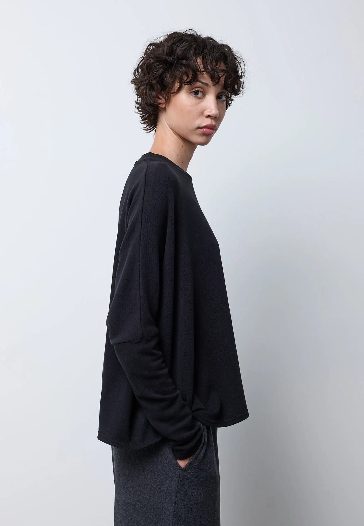 Maglia svasata girocollo in caldo cotone — NERO