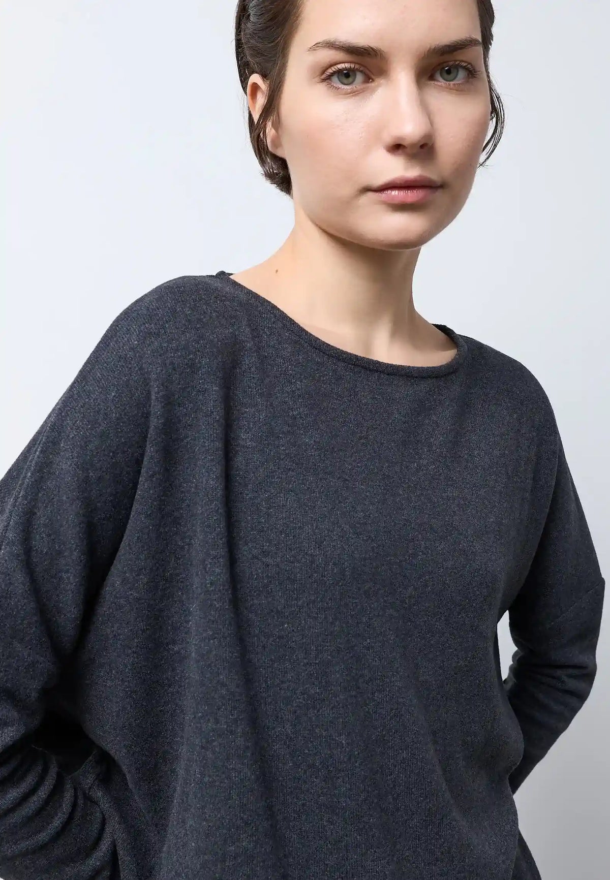 Maglia di forma quadrata scollo barca arrotondato — CARBONE