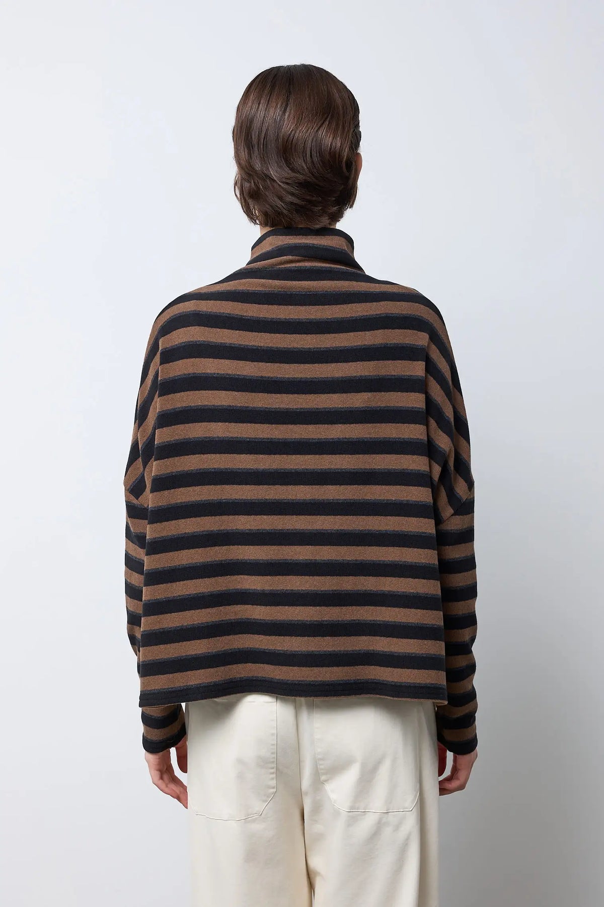 Maglia basica a scatola collo a cratere basso — TABACCO