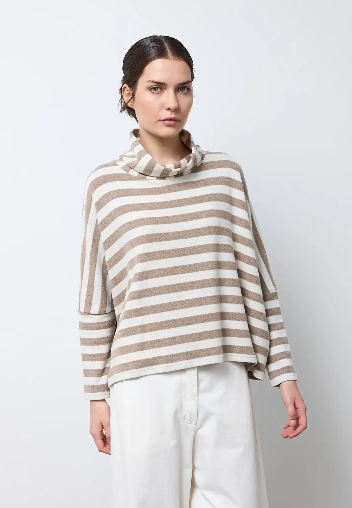 Maglia basic di forma quadrata con collo ad anello — IVORY