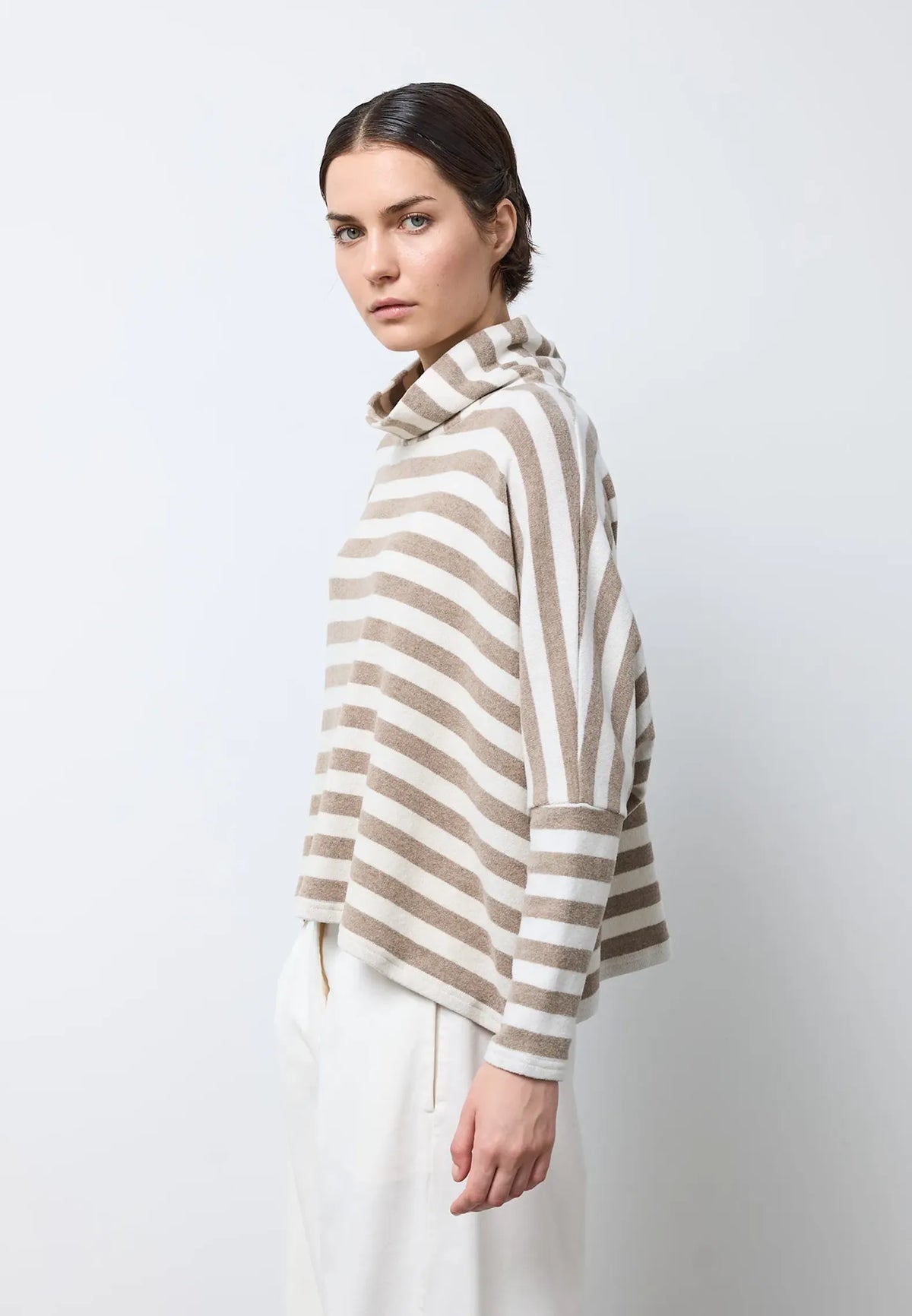 Maglia basic di forma quadrata con collo ad anello — IVORY