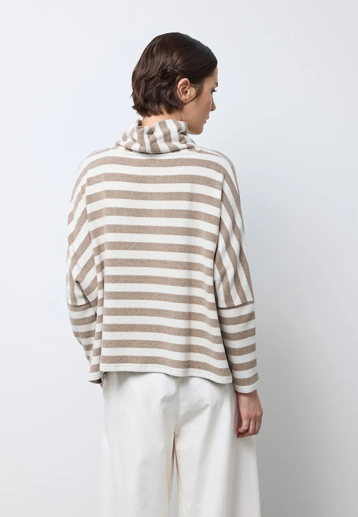 Maglia basic di forma quadrata con collo ad anello — IVORY