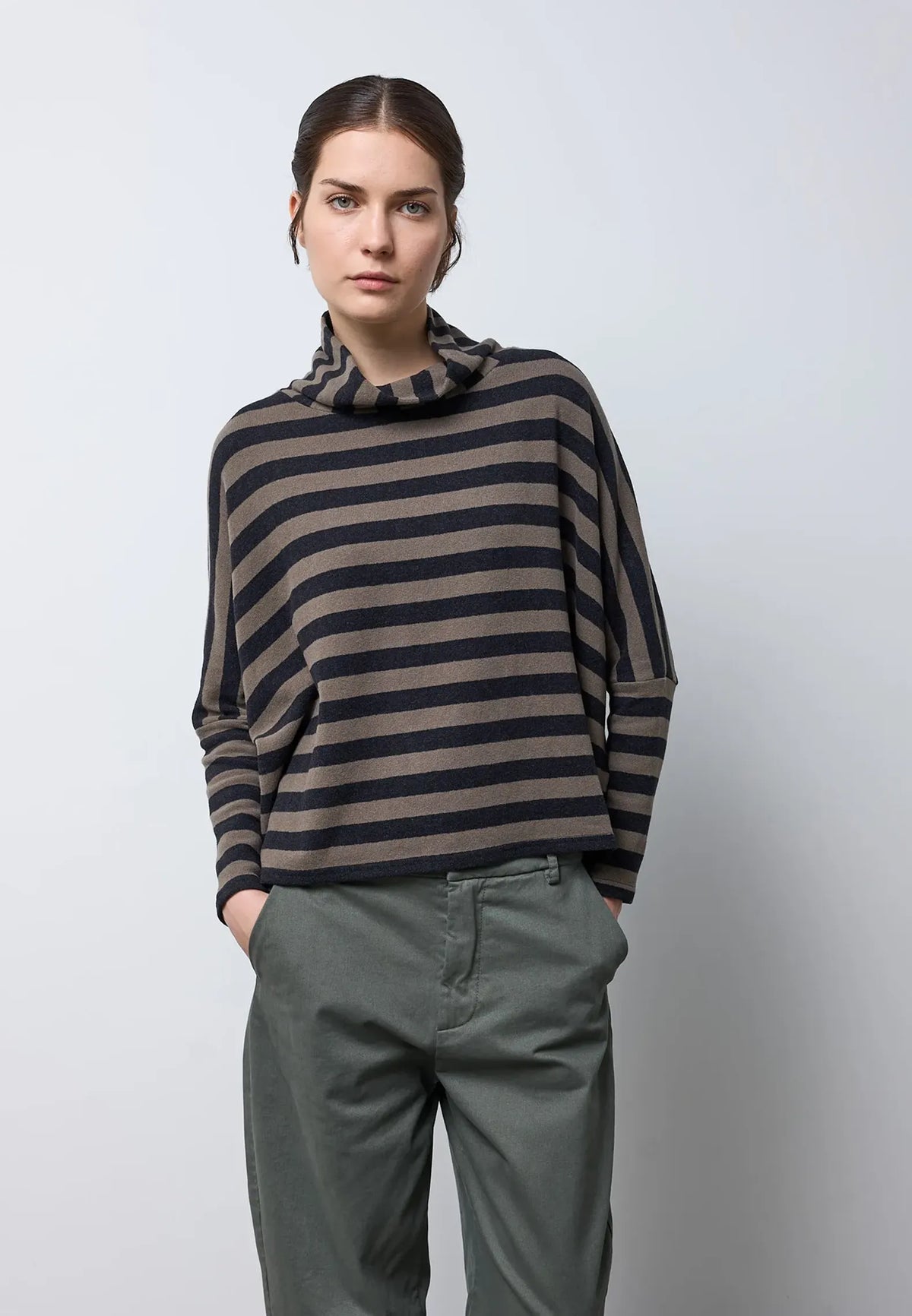 Maglia basic di forma quadrata con collo ad anello — TWIG