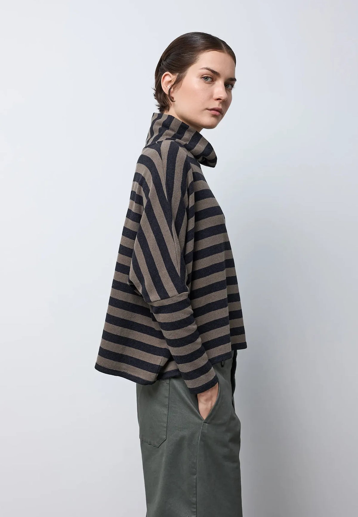 Maglia basic di forma quadrata con collo ad anello — TWIG