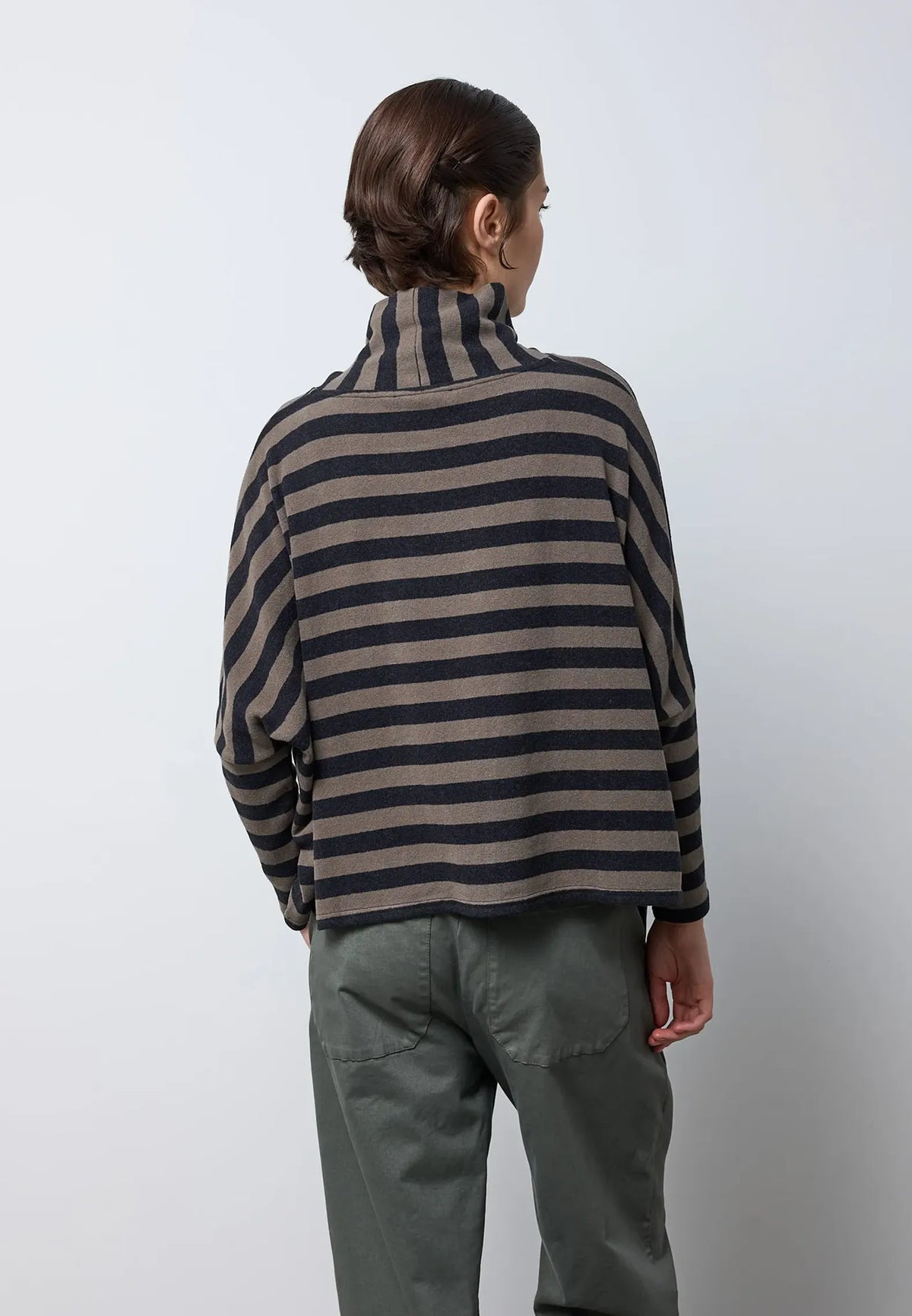 Maglia basic di forma quadrata con collo ad anello — TWIG