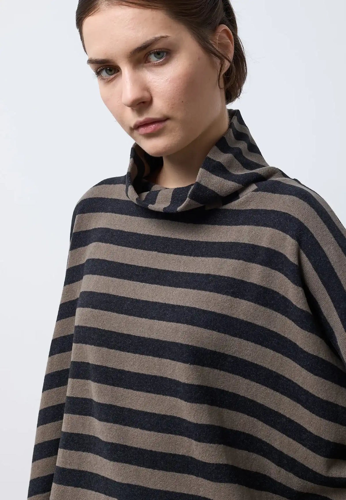 Maglia basic di forma quadrata con collo ad anello — TWIG