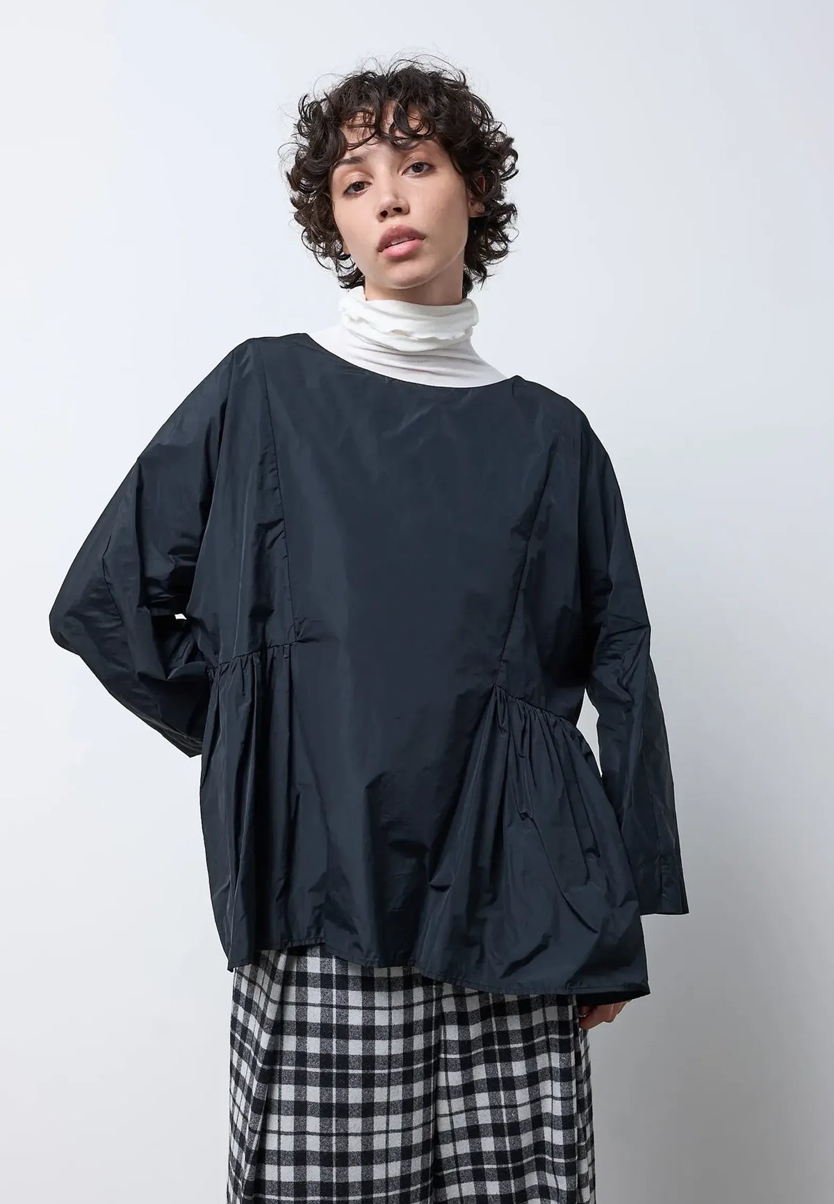 Blusa arricciata sul fianco — NERO