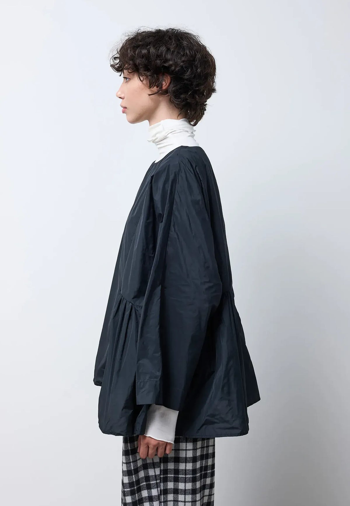 Blusa arricciata sul fianco — NERO
