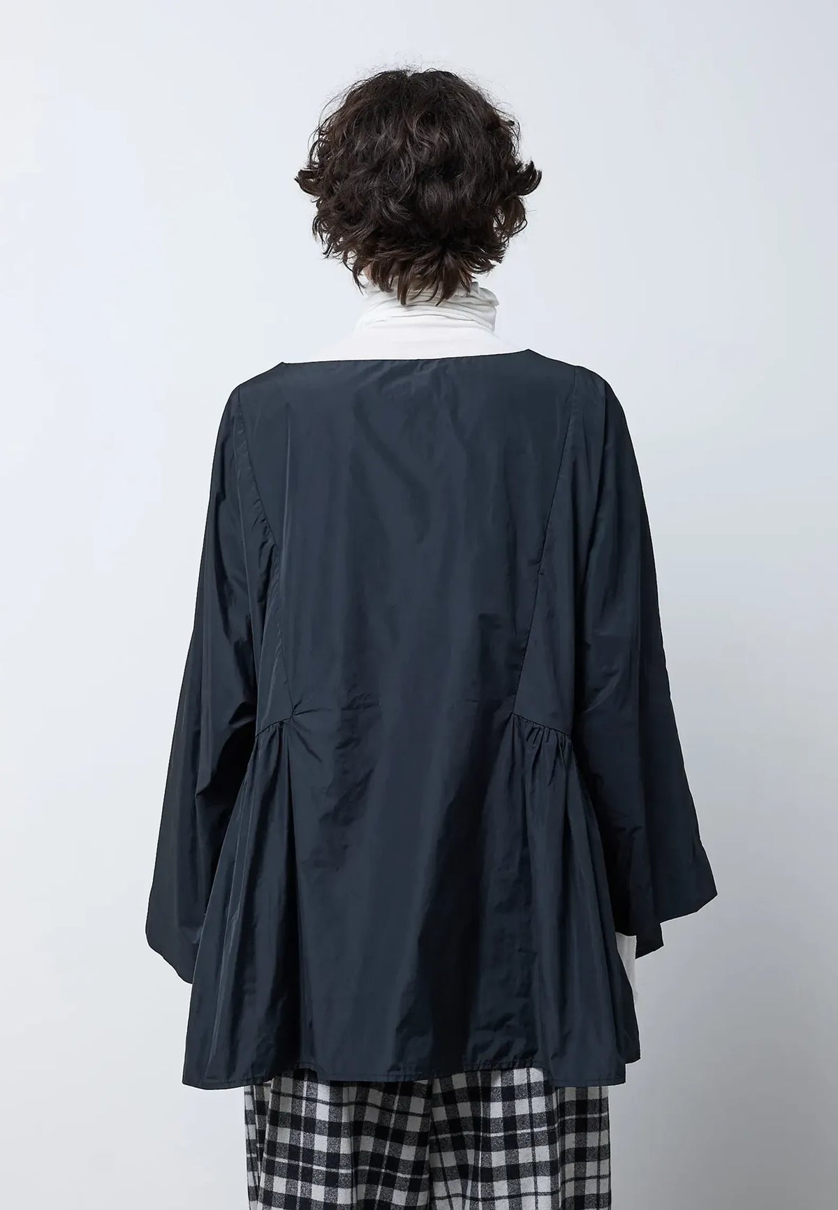 Blusa arricciata sul fianco — NERO