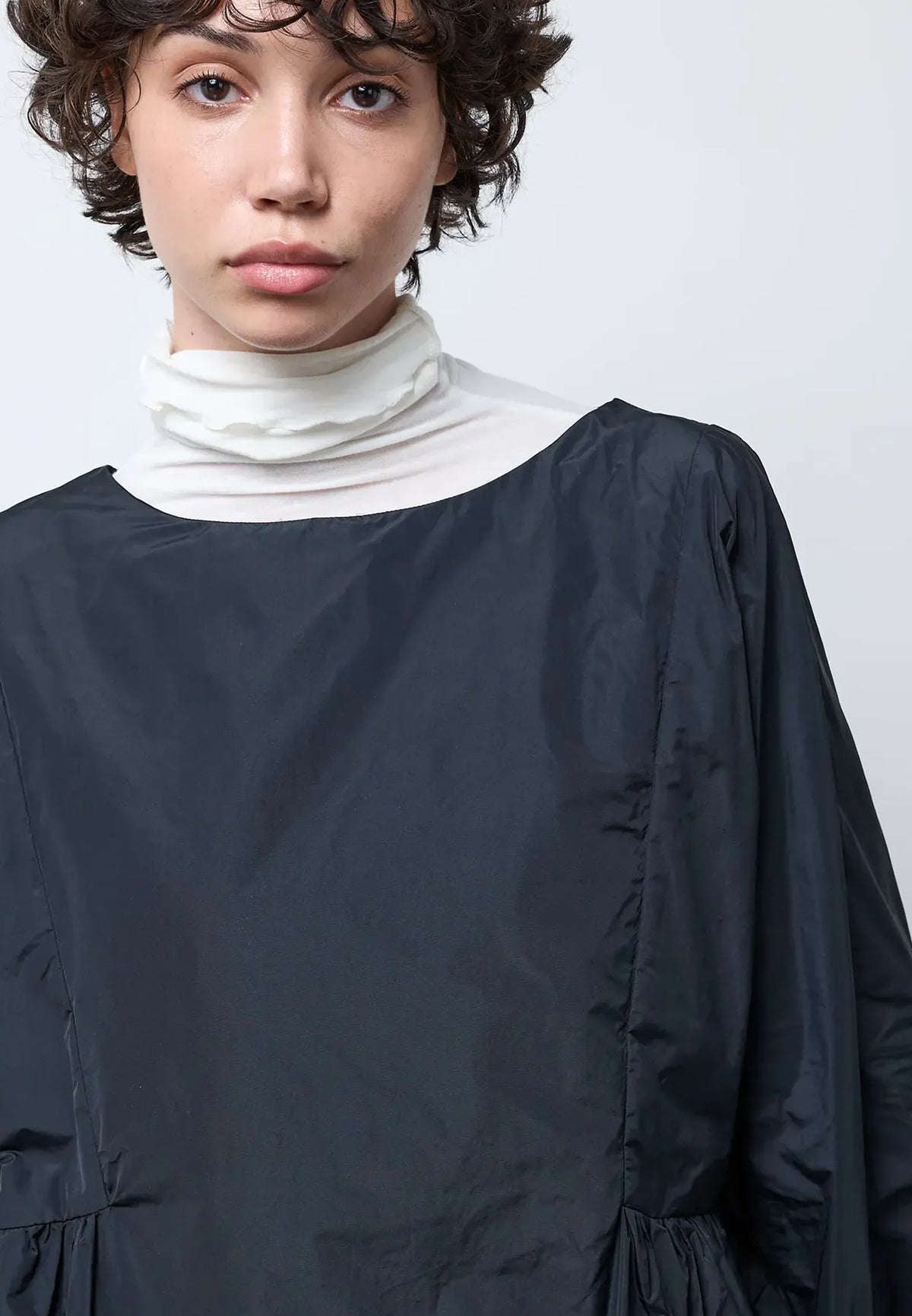Blusa arricciata sul fianco — NERO