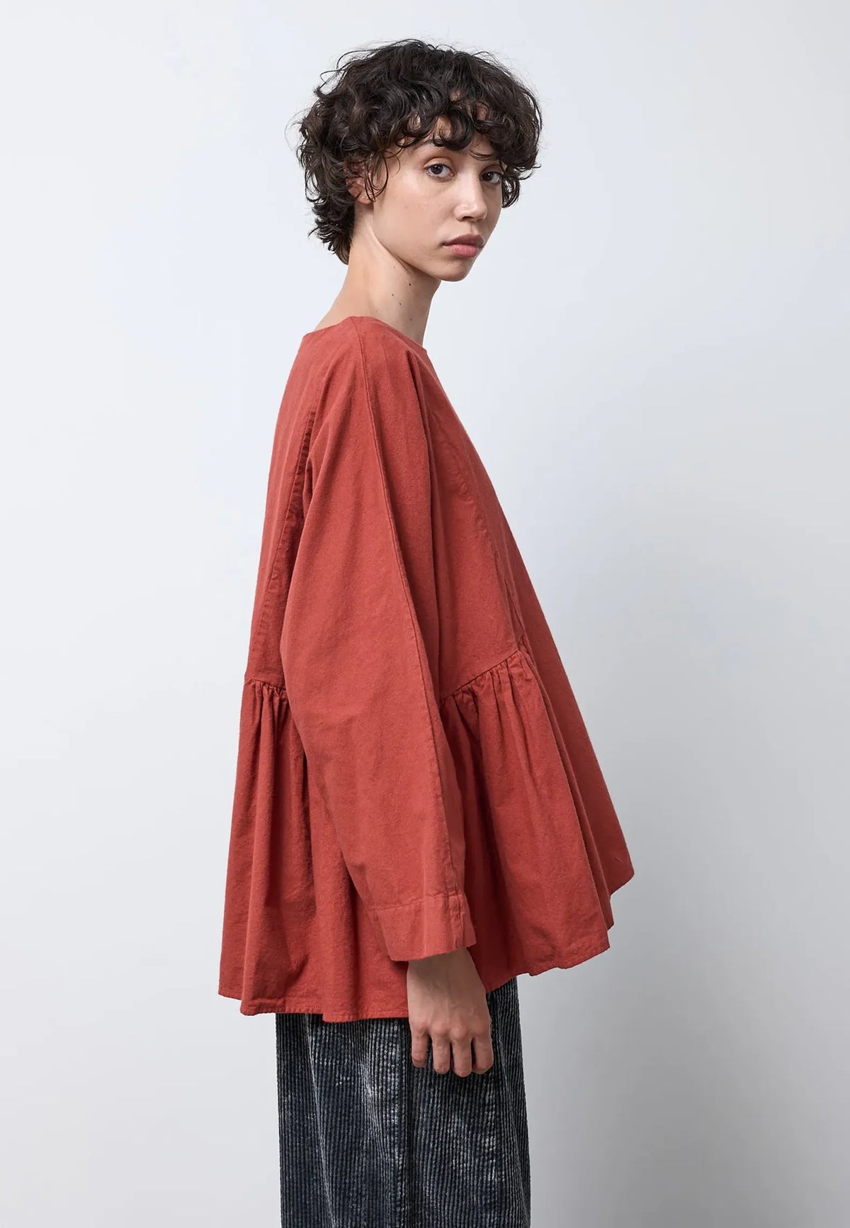Blusa arricciata sul fianco — ROSSO