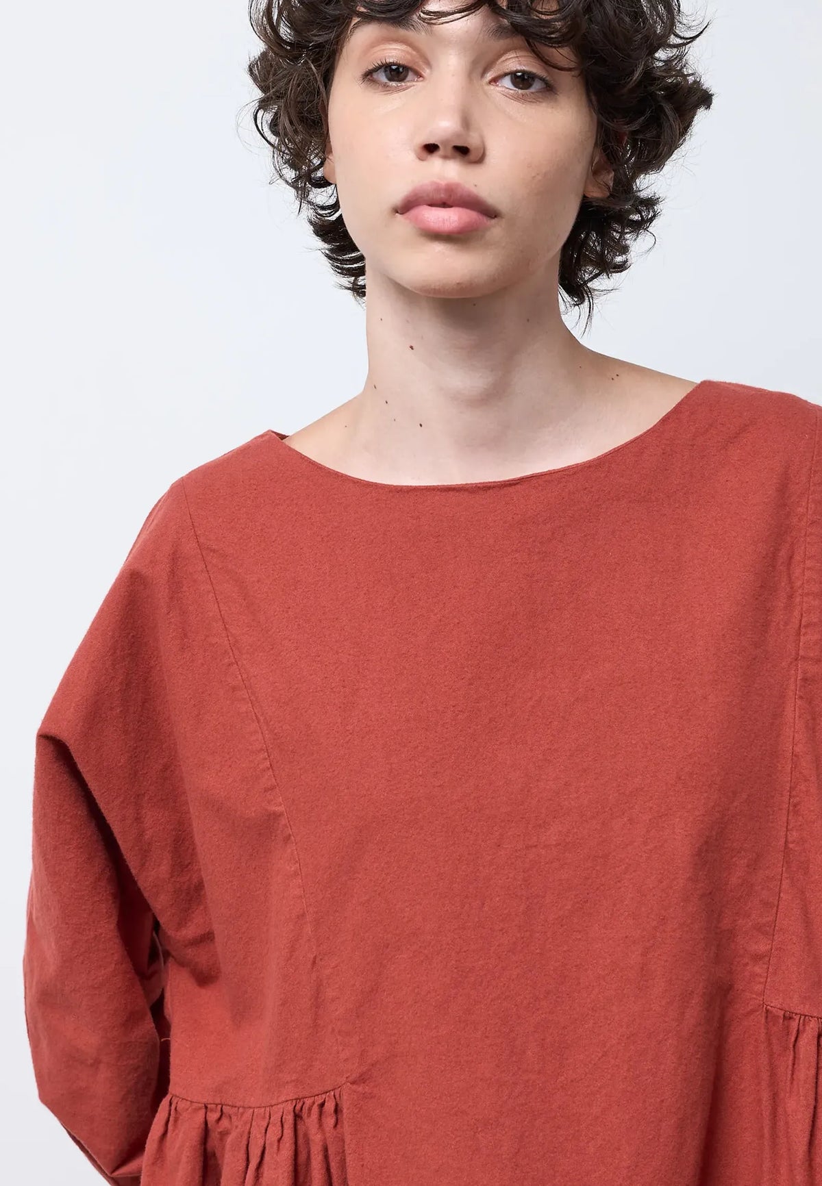 Blusa arricciata sul fianco — ROSSO