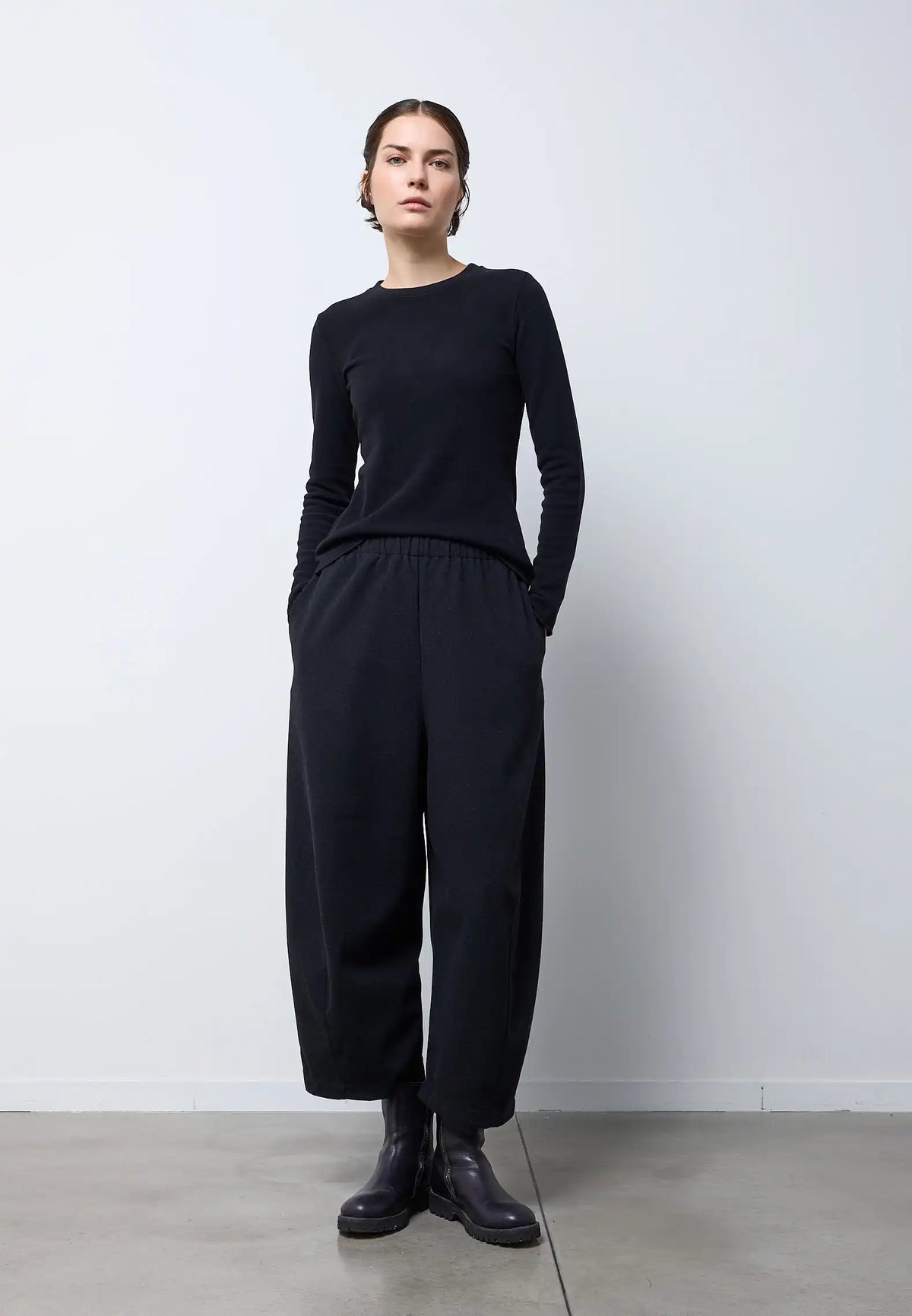 Pantalone easy con pinces sul fondo — BRUSH NERO