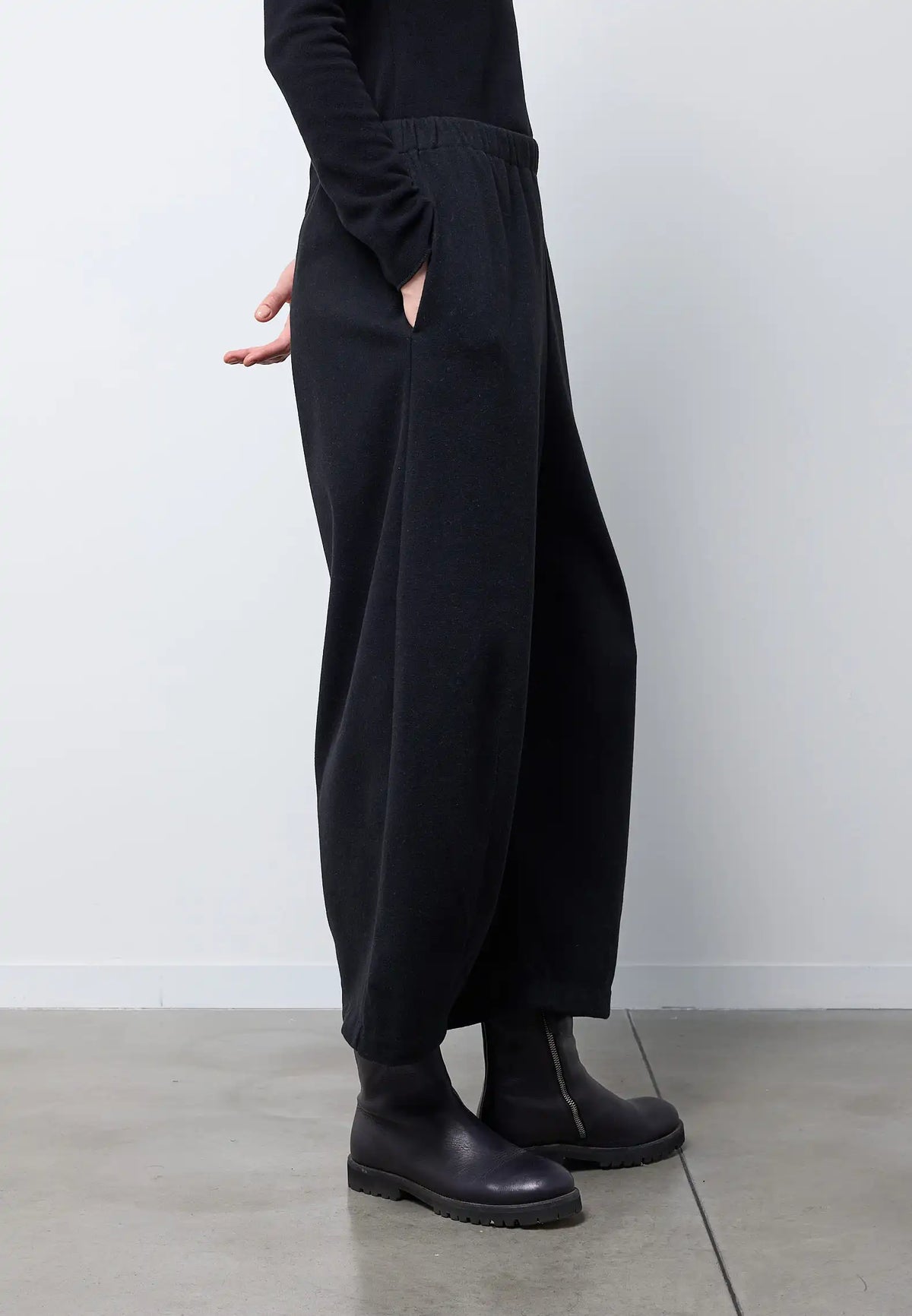 Pantalone easy con pinces sul fondo — BRUSH NERO