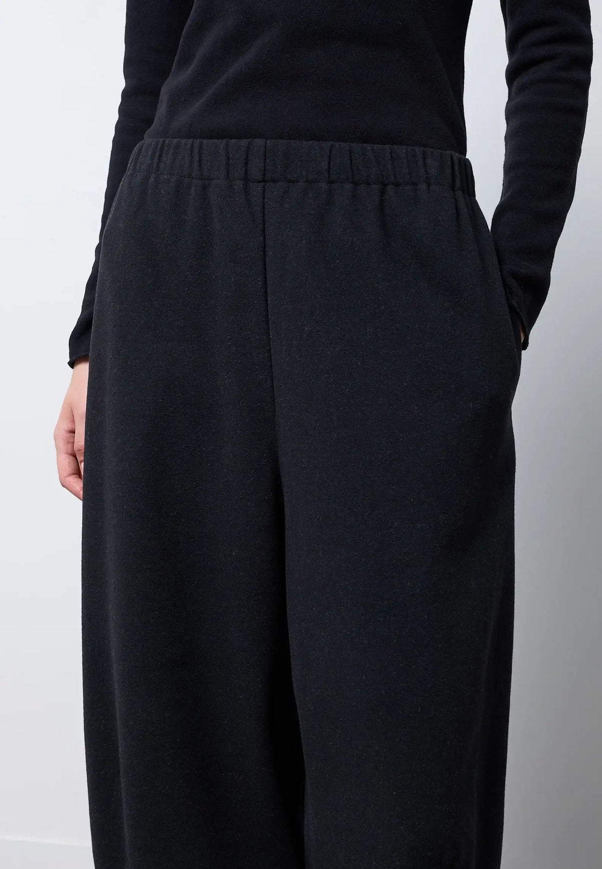 Pantalone easy con pinces sul fondo — BRUSH NERO