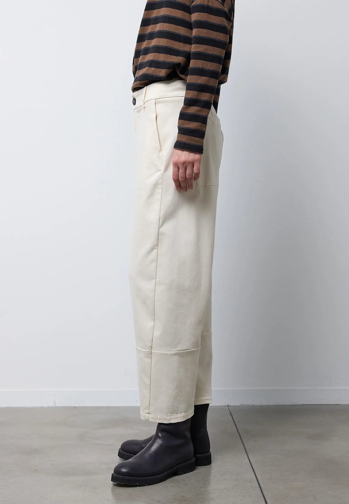 Pantalone con taglio fondo gamba — IVORY