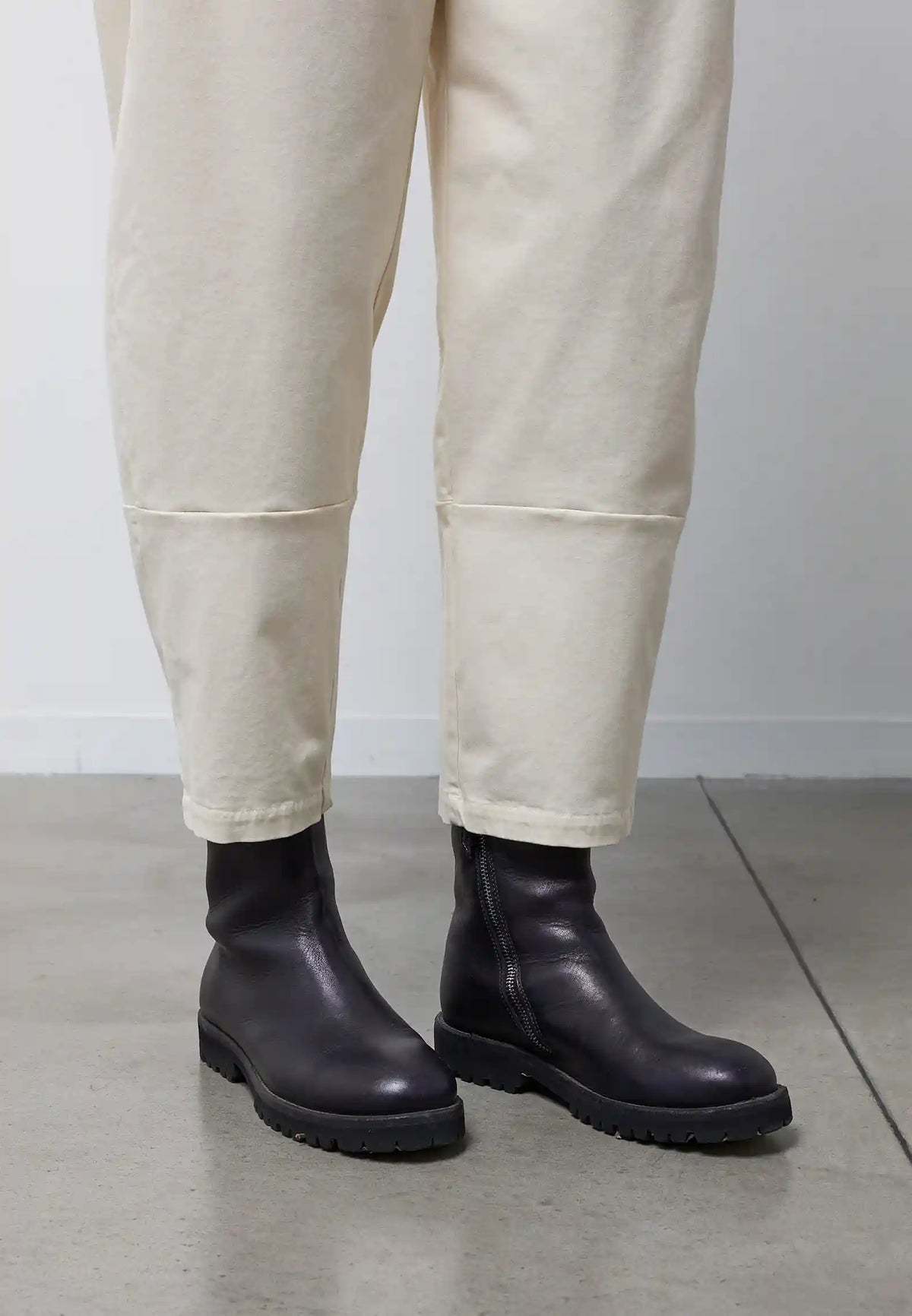 Pantalone con taglio fondo gamba — IVORY
