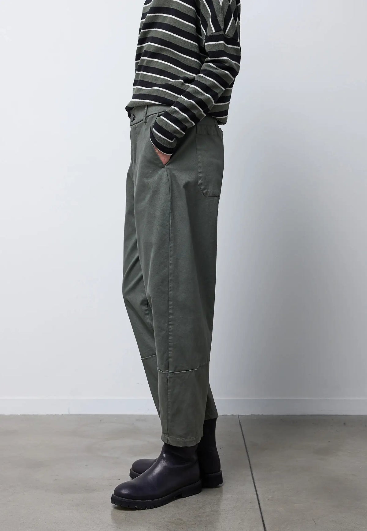 Pantalone con taglio fondo gamba — FOREST