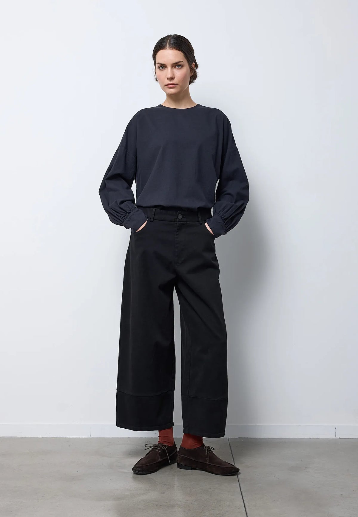 Pantalone barrel con taglio nel fondo — NERO