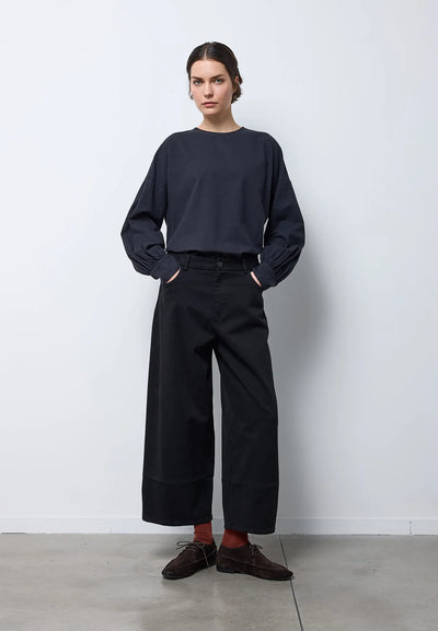 Pantalone barrel con taglio nel fondo — NERO