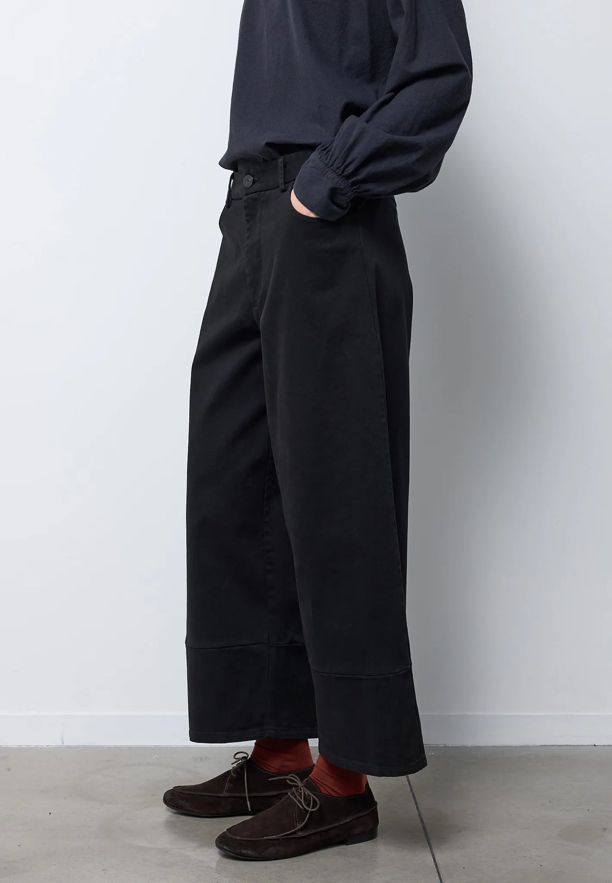 Pantalone barrel con taglio nel fondo — NERO