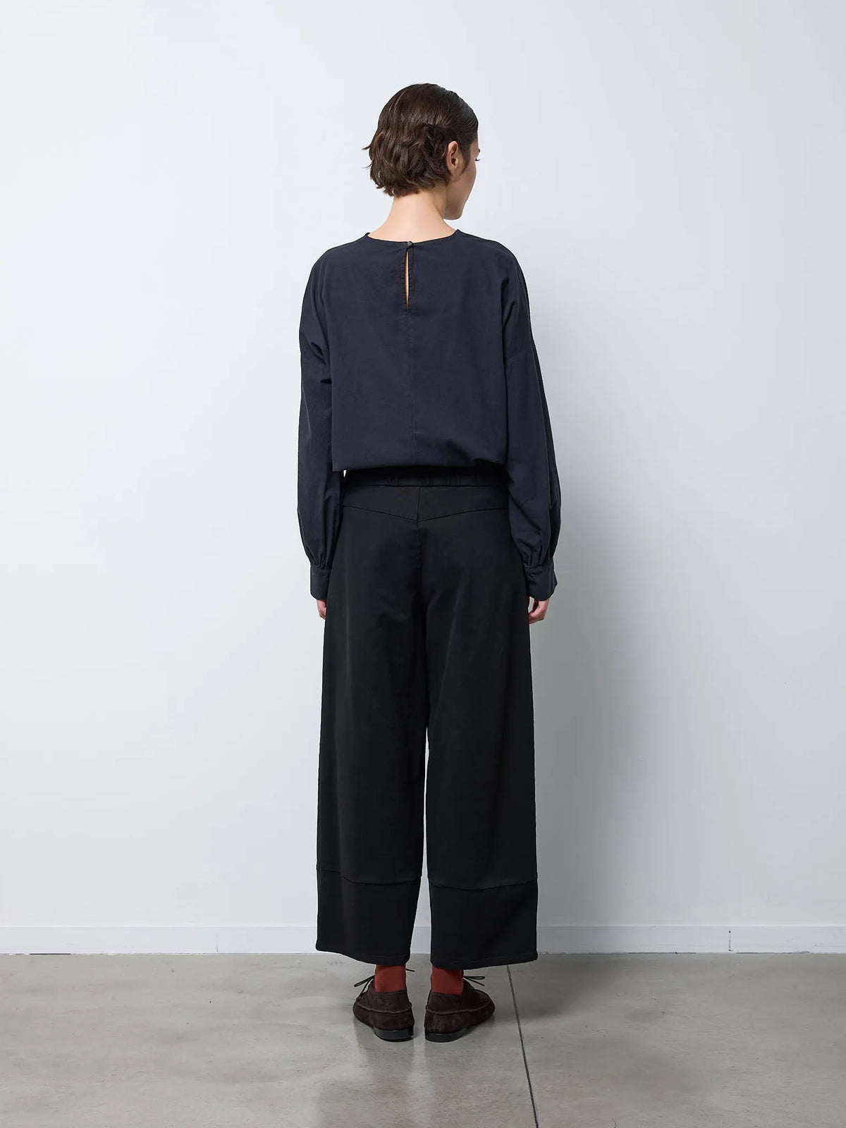 Pantalone barrel con taglio nel fondo — NERO