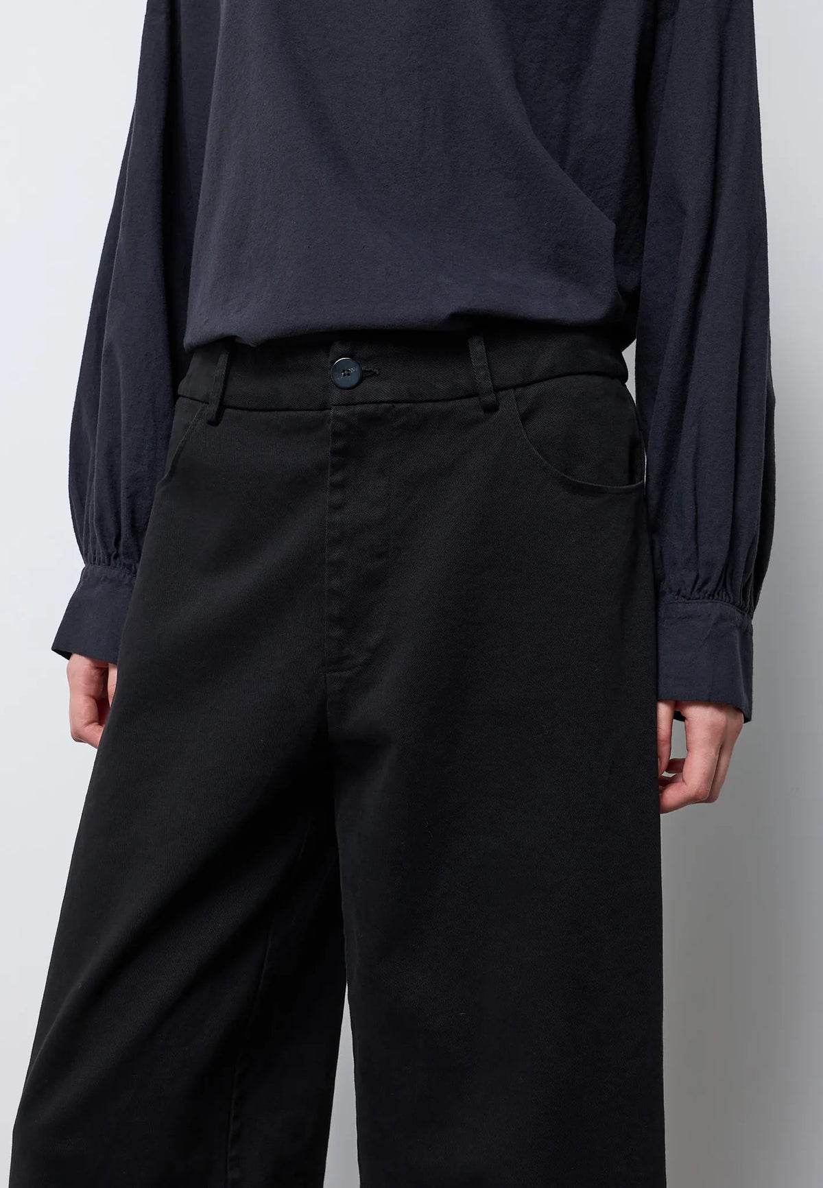 Pantalone barrel con taglio nel fondo — NERO