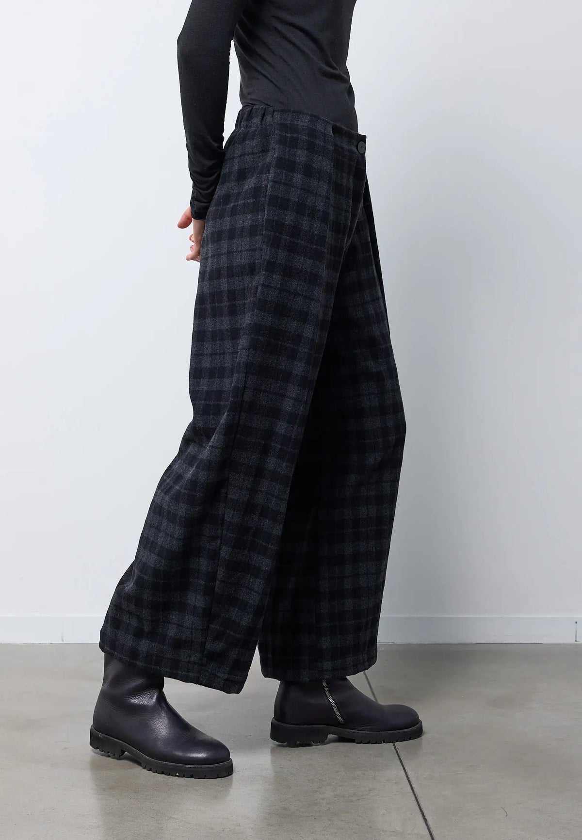 Pantalone barrel con pieghe — NERO