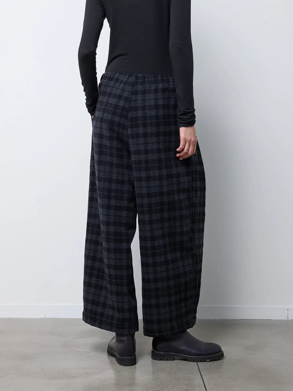 Pantalone barrel con pieghe — NERO