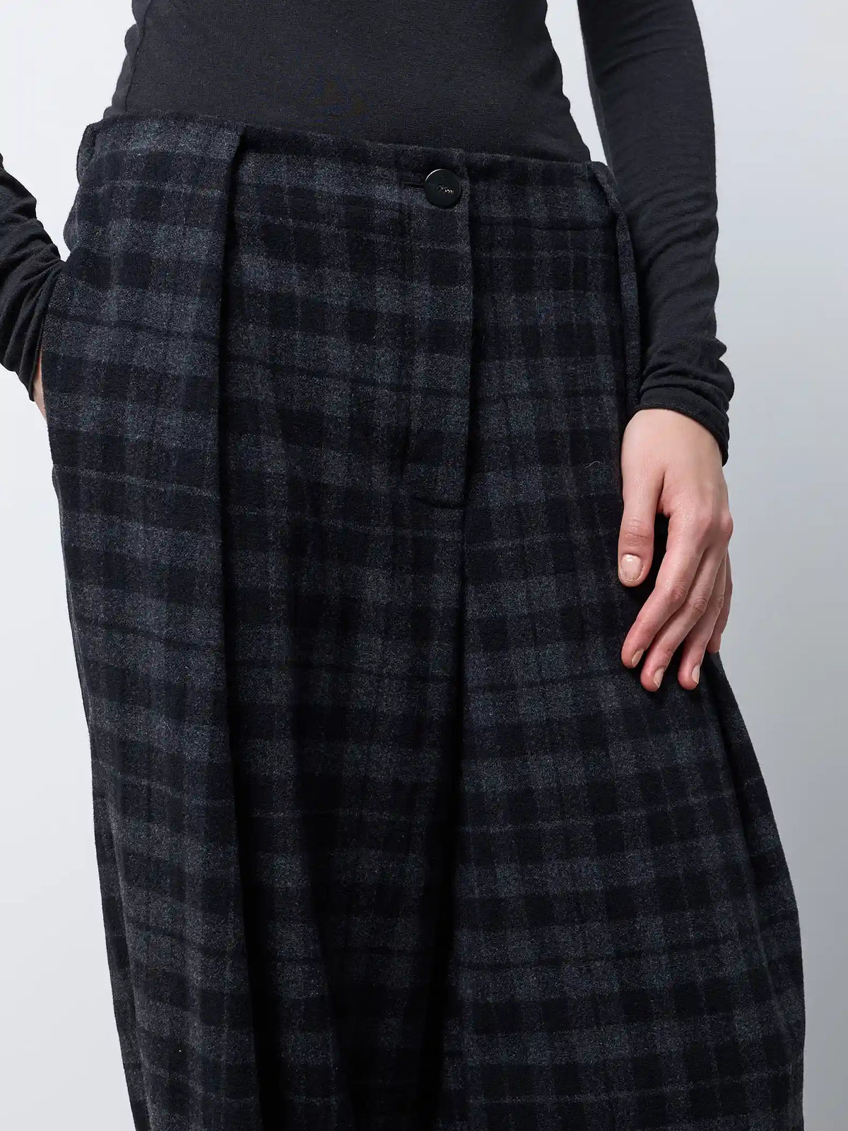 Pantalone barrel con pieghe — NERO