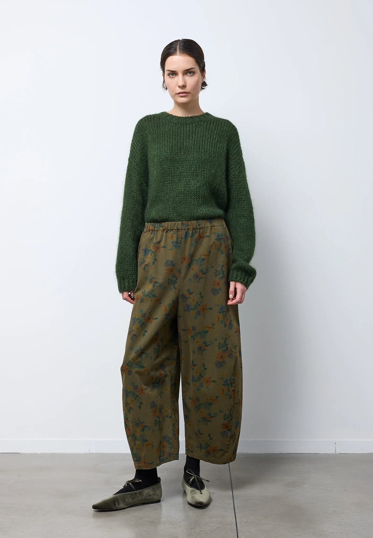 Pantalone easy fiori con pinces sul fondo — MUSCHIO