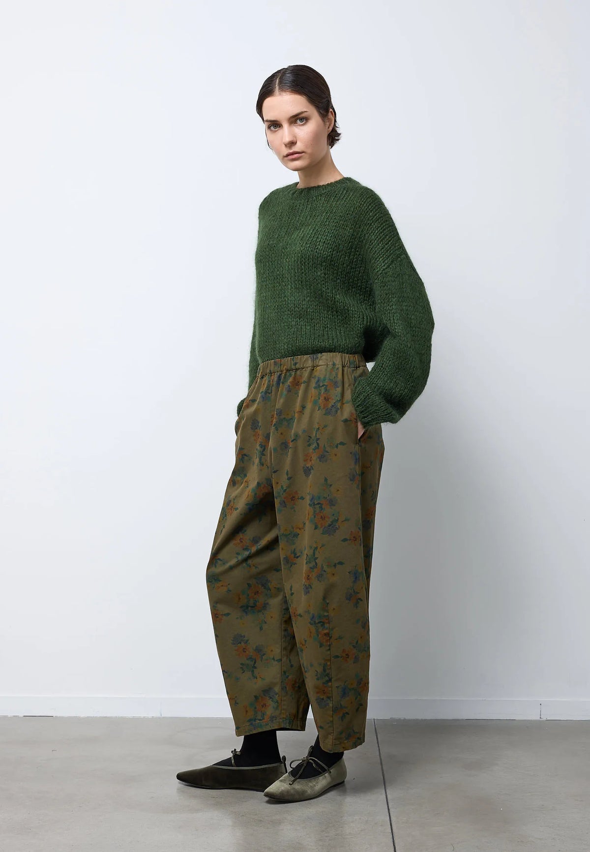 Pantalone easy fiori con pinces sul fondo — MUSCHIO