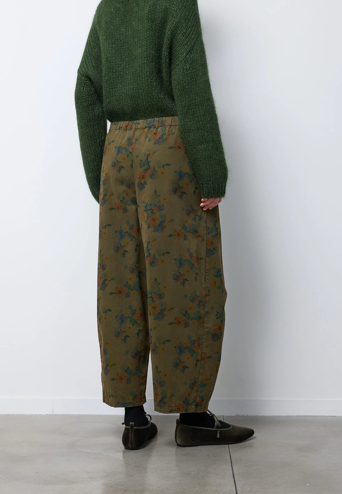 Pantalone easy fiori con pinces sul fondo — MUSCHIO